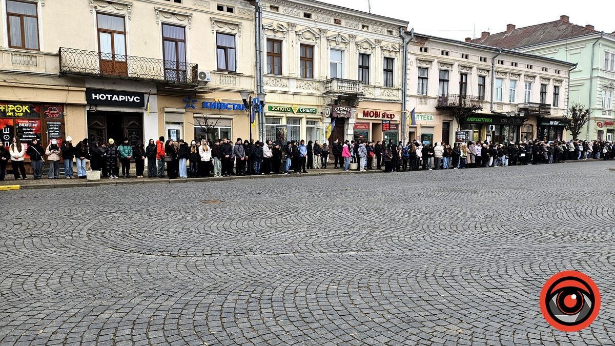 Понад тисяча коломиян утворили живий ланцюг у середмісті | ФОТО, ВІДЕО 15
