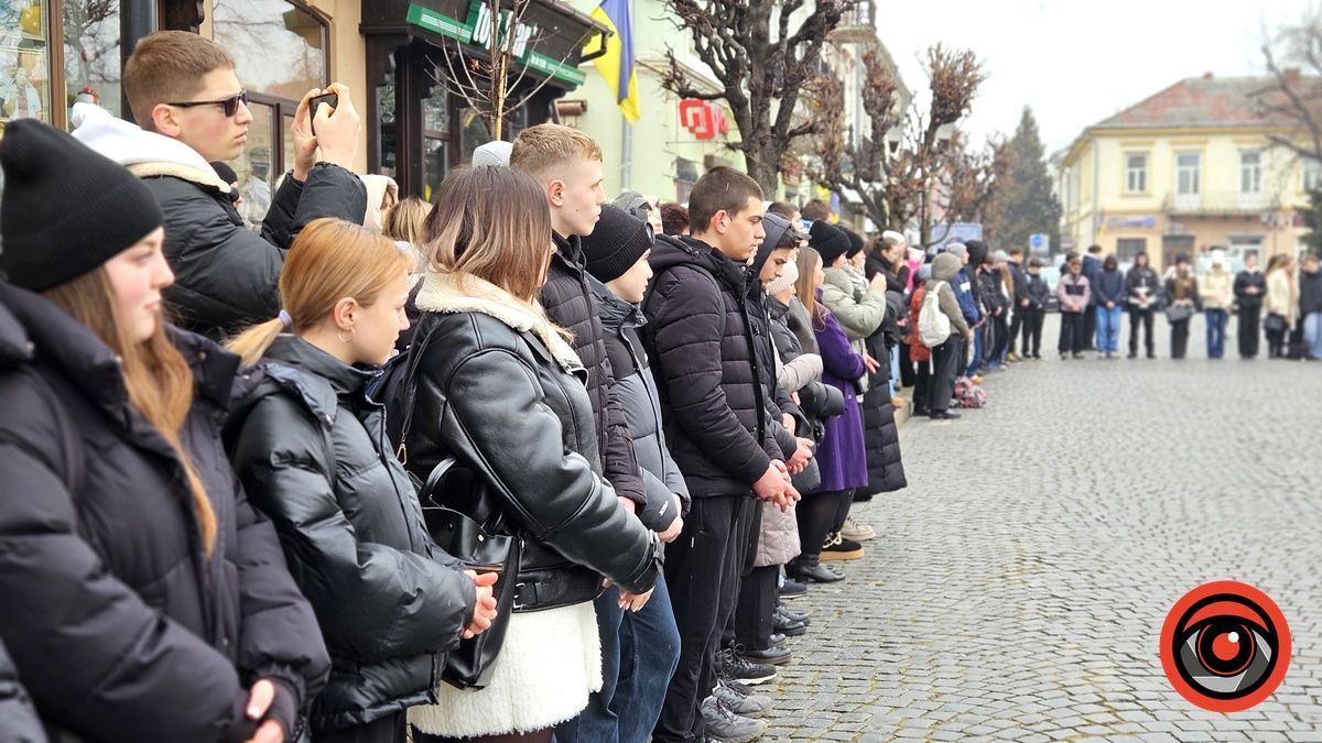 Понад тисяча коломиян утворили живий ланцюг у середмісті | ФОТО, ВІДЕО 13