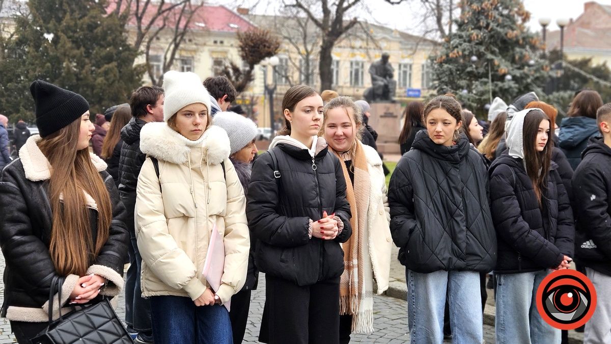 Понад тисяча коломиян утворили живий ланцюг у середмісті | ФОТО, ВІДЕО 18