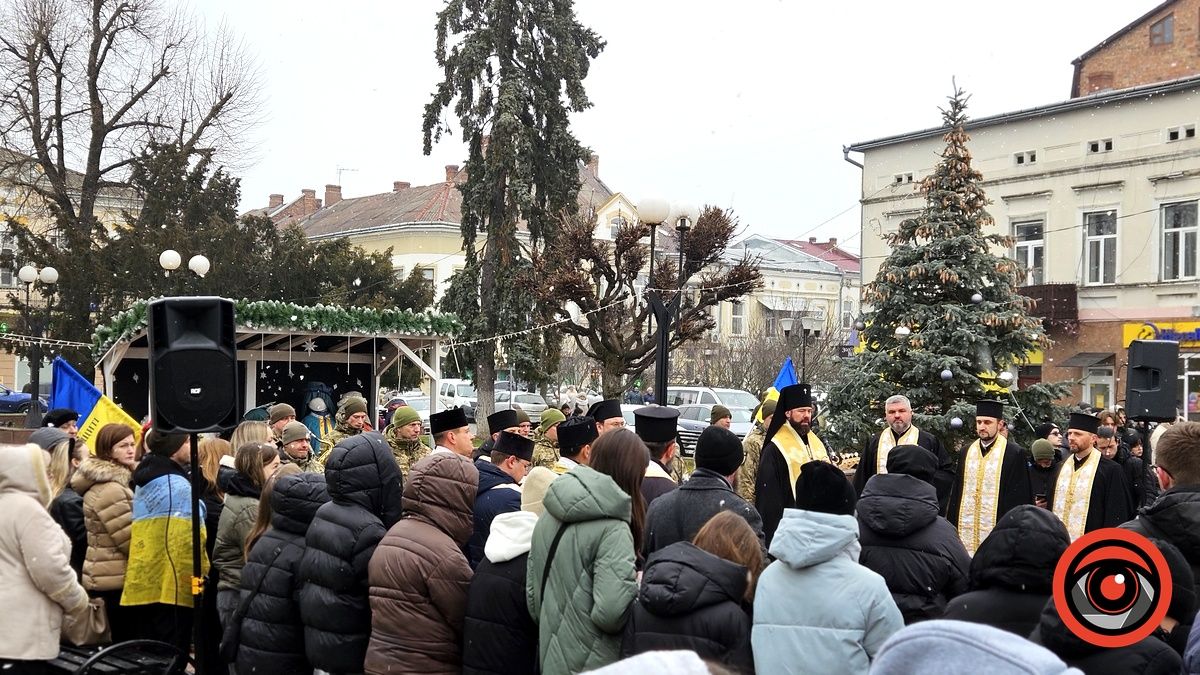 Понад тисяча коломиян утворили живий ланцюг у середмісті | ФОТО, ВІДЕО 19
