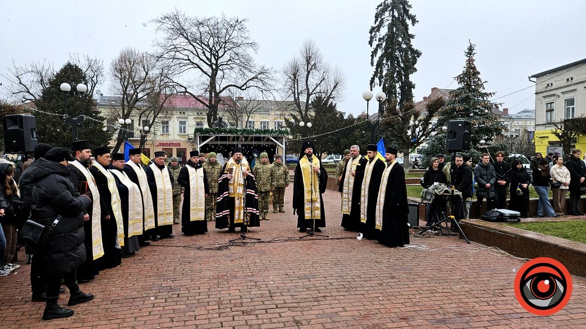 Понад тисяча коломиян утворили живий ланцюг у середмісті | ФОТО, ВІДЕО 20