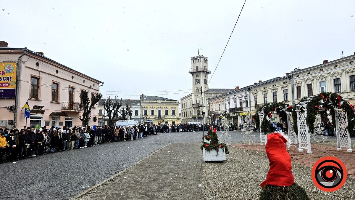 Понад тисяча коломиян утворили живий ланцюг у середмісті | ФОТО, ВІДЕО 21