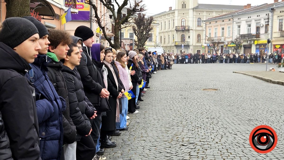 Понад тисяча коломиян утворили живий ланцюг у середмісті | ФОТО, ВІДЕО 3