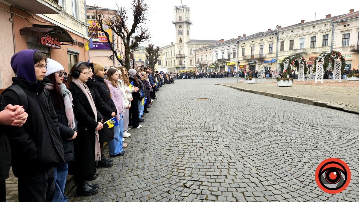Понад тисяча коломиян утворили живий ланцюг у середмісті | ФОТО, ВІДЕО 4