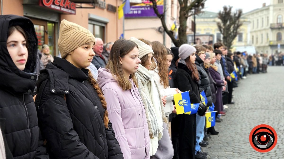 Понад тисяча коломиян утворили живий ланцюг у середмісті | ФОТО, ВІДЕО 5