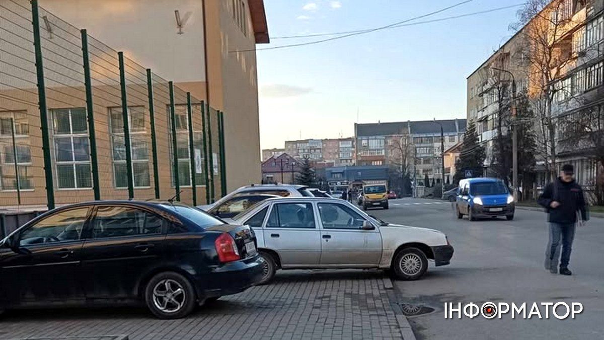 Покинута автівка вкрала тротуар в пішоходів Коломиї