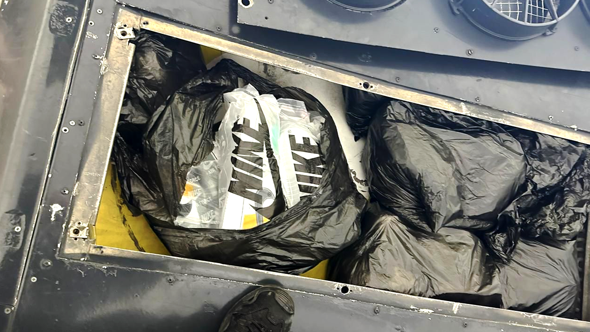 Понад 16 тисяч одиниць одягу на 3,3 млн грн водій з Туреччини сховав у тайниках автобуса 2