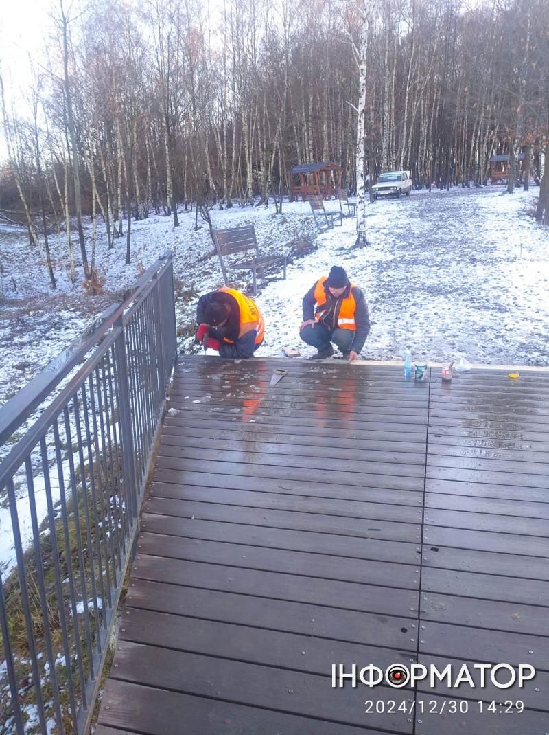Ремонтують не ті, хто ламає: оглядовий майданчик на горі Юріїв довелося ремонтувати після вандалізму 2