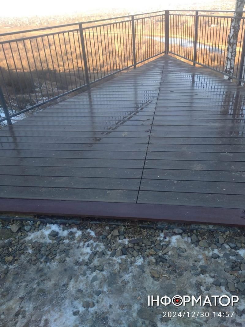 Ремонтують не ті, хто ламає: оглядовий майданчик на горі Юріїв довелося ремонтувати після вандалізму 4