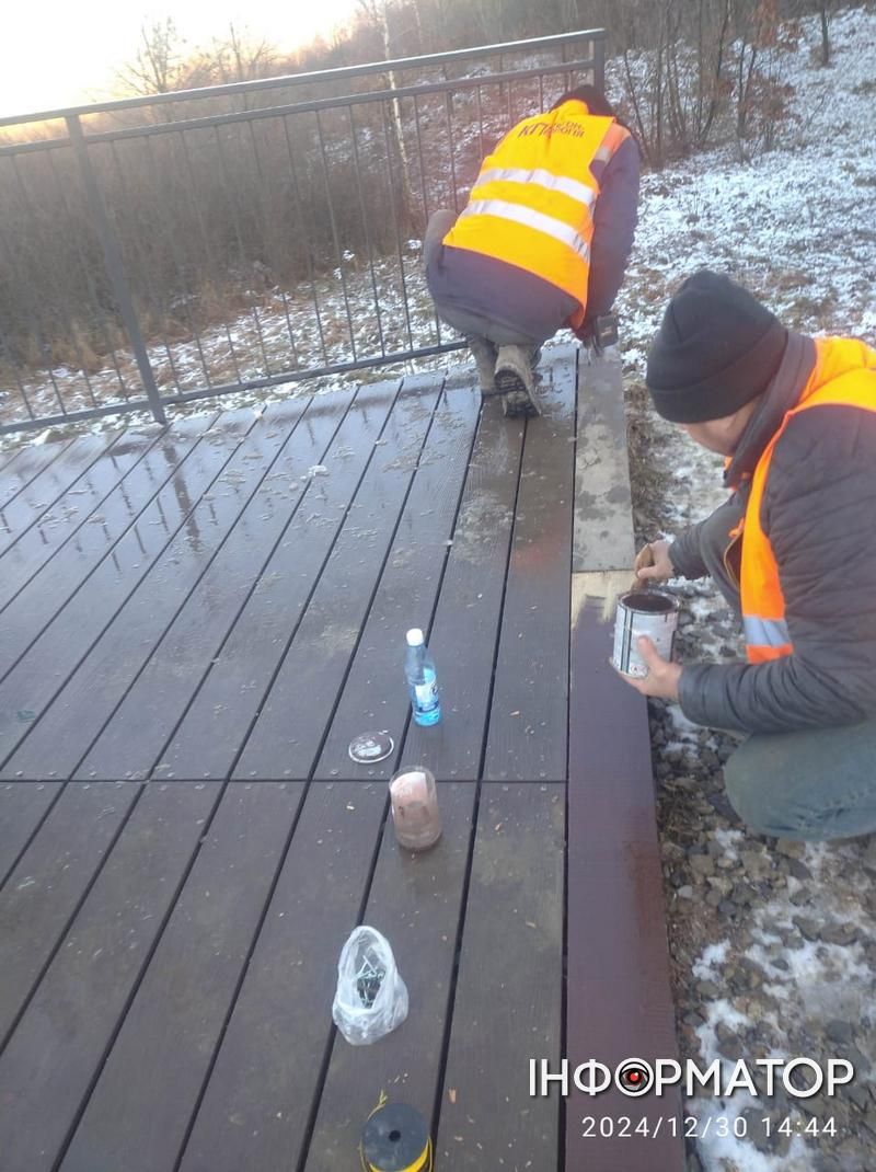 Ремонтують не ті, хто ламає: оглядовий майданчик на горі Юріїв довелося ремонтувати після вандалізму 3