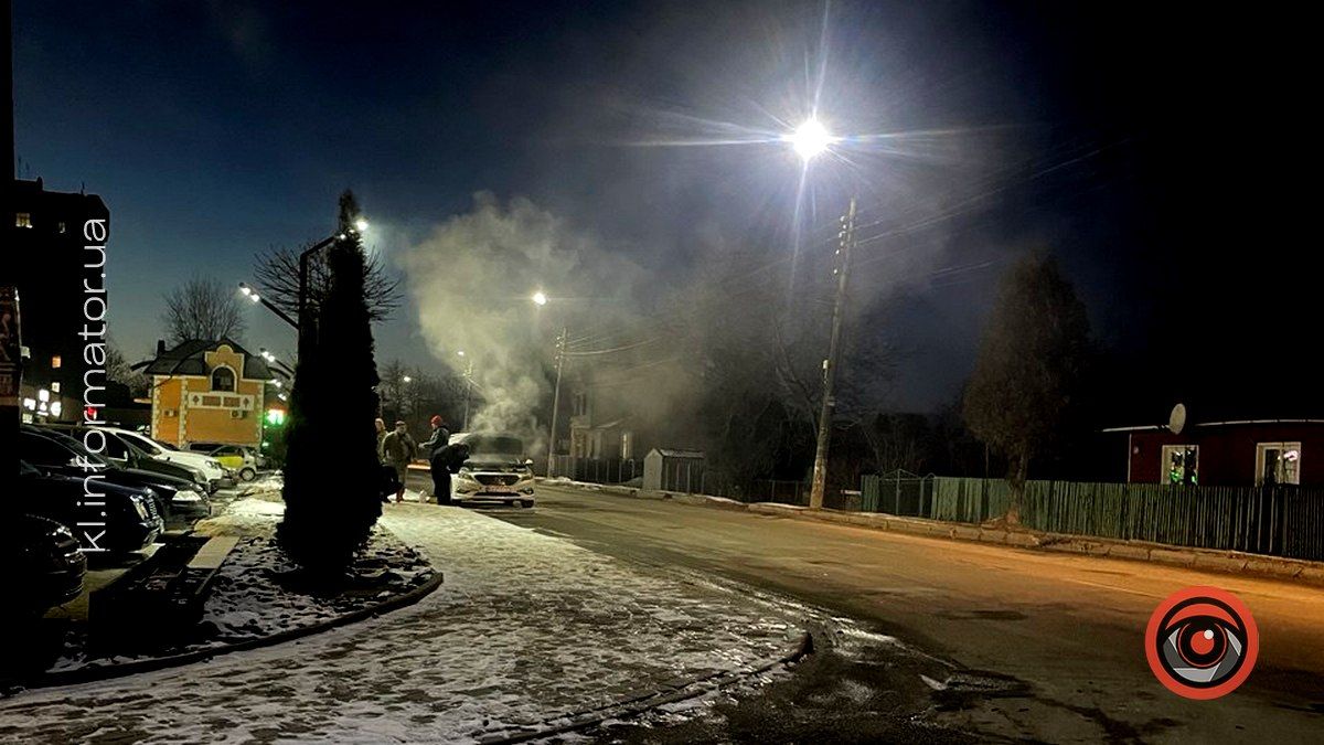 У мікрорайоні Гомін загорівся автомобіль 2