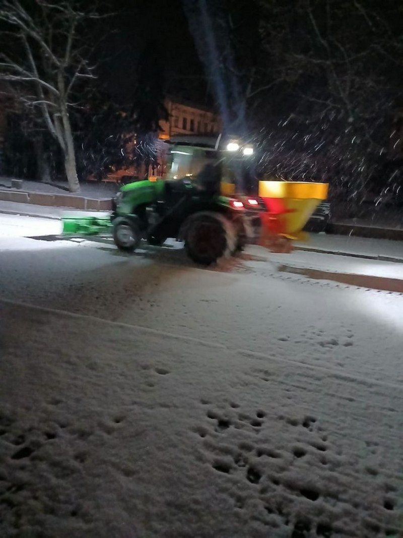 Як комунальники Коломиї працювали вночі 4