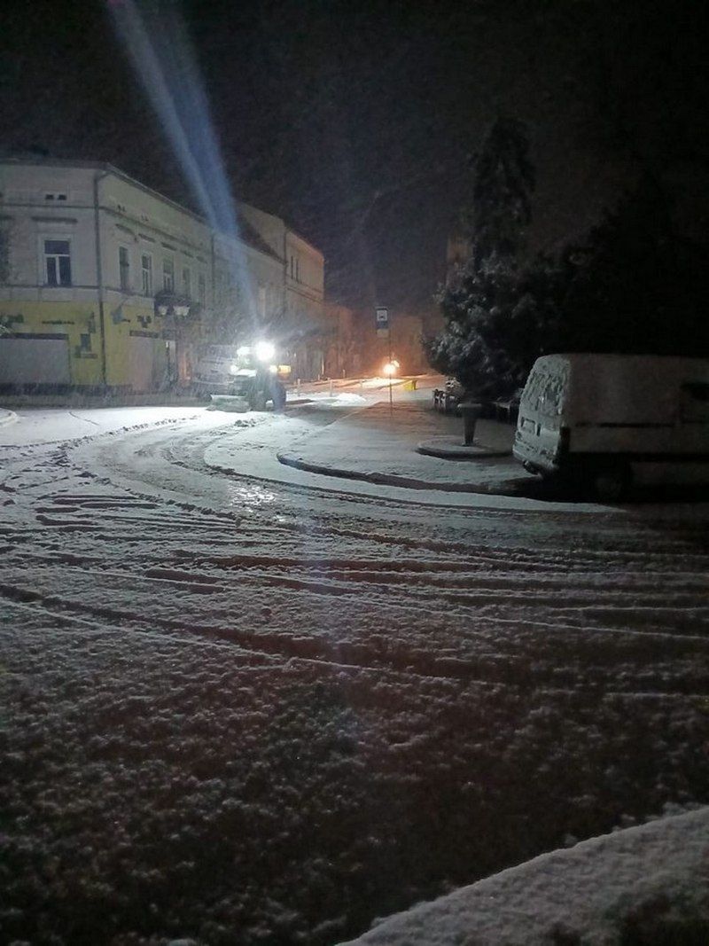 Як комунальники Коломиї працювали вночі 2