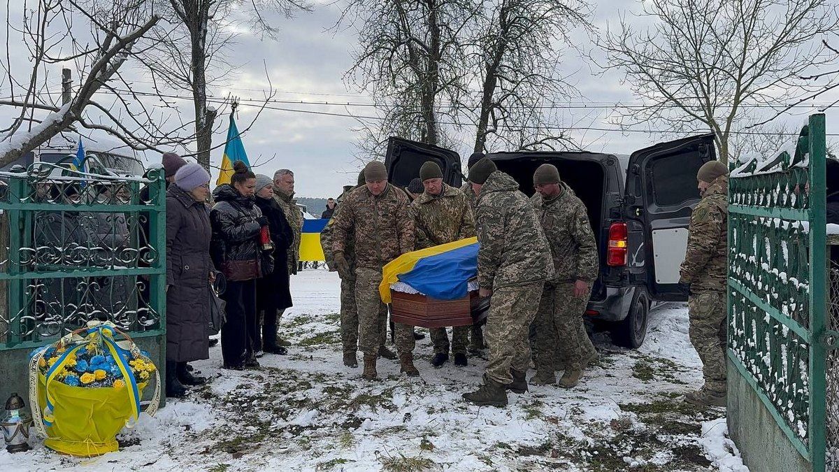 В Печеніжинській громаді попрощалися з Героєм Богданом Рощинським 2