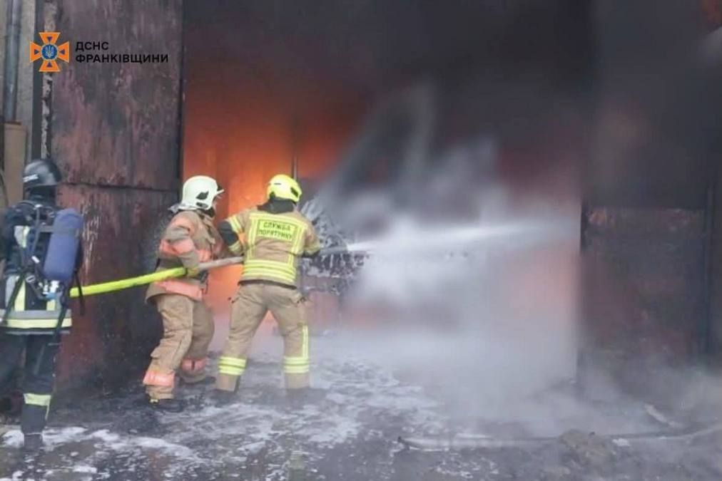 На Прикарпатті загасили пожежу, яка виникла внаслідок ранкового обстрілу 3