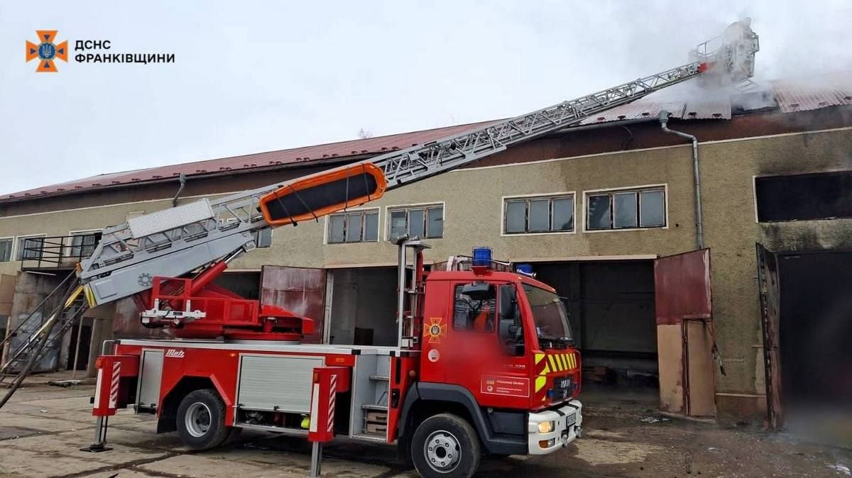 На Прикарпатті загасили пожежу, яка виникла внаслідок ранкового обстрілу 2