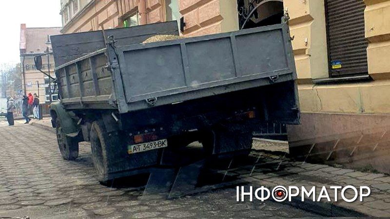 Будівельна техніка знову і знову блокує прохід на вул. Валовій у Коломиї 1