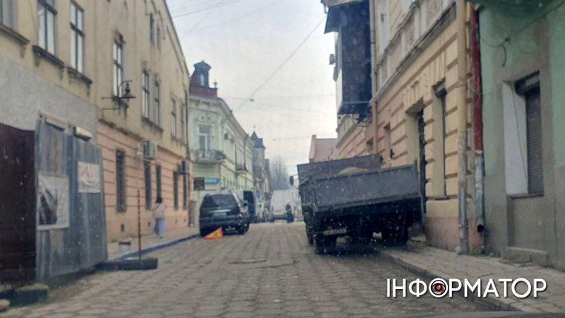 Будівельна техніка знову і знову блокує прохід на вул. Валовій у Коломиї 2