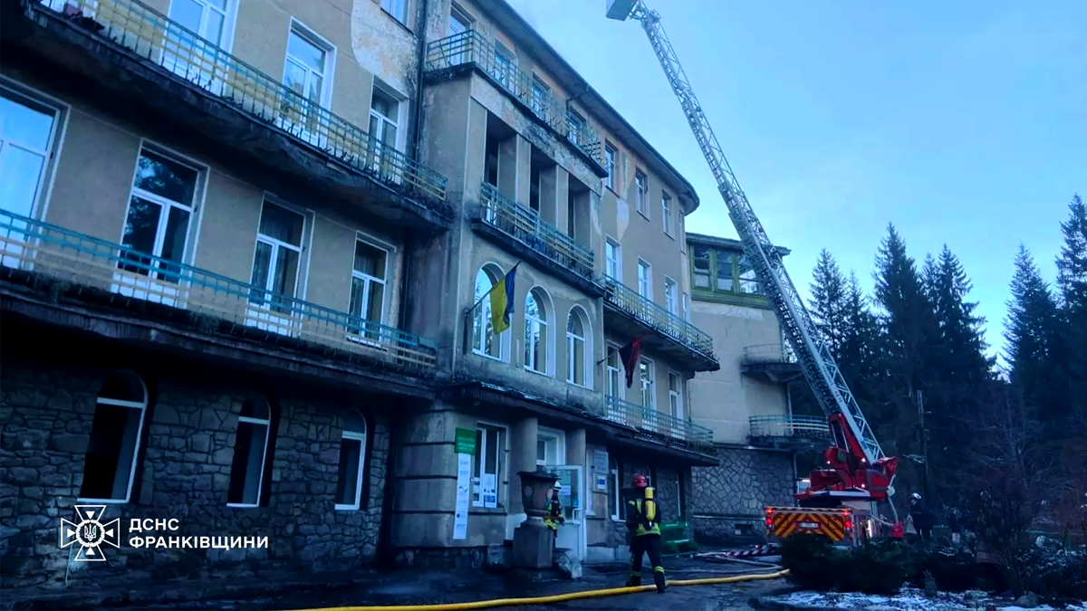 1 січня у Ворохті загорівся санаторій: рятувальники евакуювали понад 100 людей 2