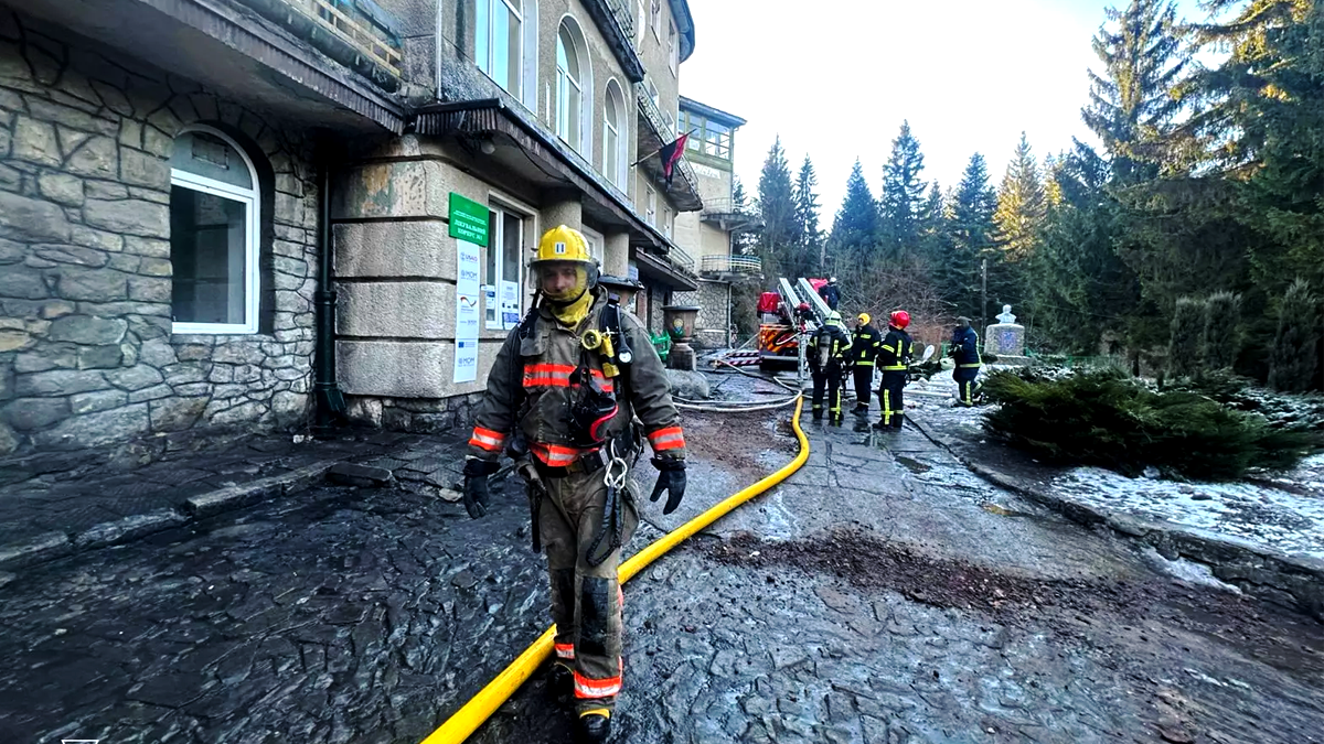 1 січня у Ворохті загорівся санаторій: рятувальники евакуювали понад 100 людей