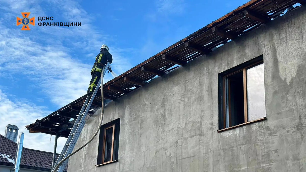 В Надвірній палав двоповерховий житловий будинок 1