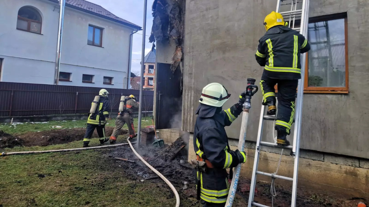 В Надвірній палав двоповерховий житловий будинок 2