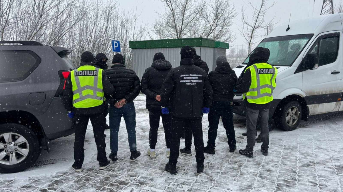 Прикарпатці організували незаконний канал переправлення військовозобов'язаних за кордон