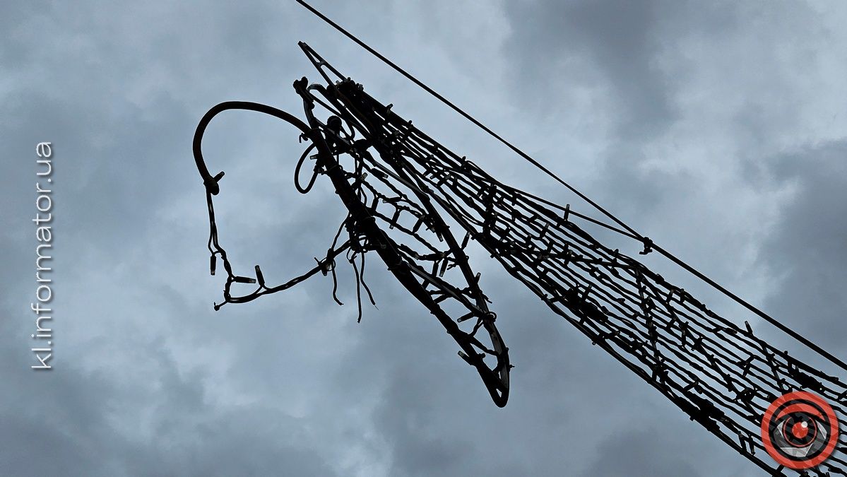 Небезпека згори: на коломийській стометрівці обірвалася гірлянда 1