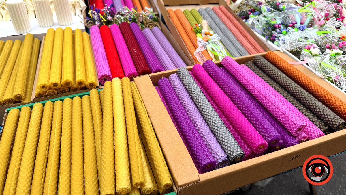 На всякий смак: скільки коштують Стрітенські свічки на ринку в Коломиї 1