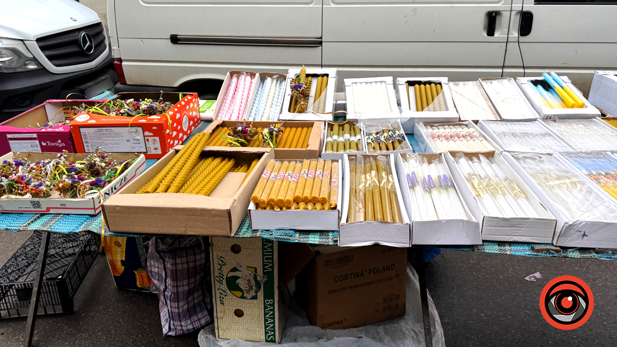 На всякий смак: скільки коштують Стрітенські свічки на ринку в Коломиї 3