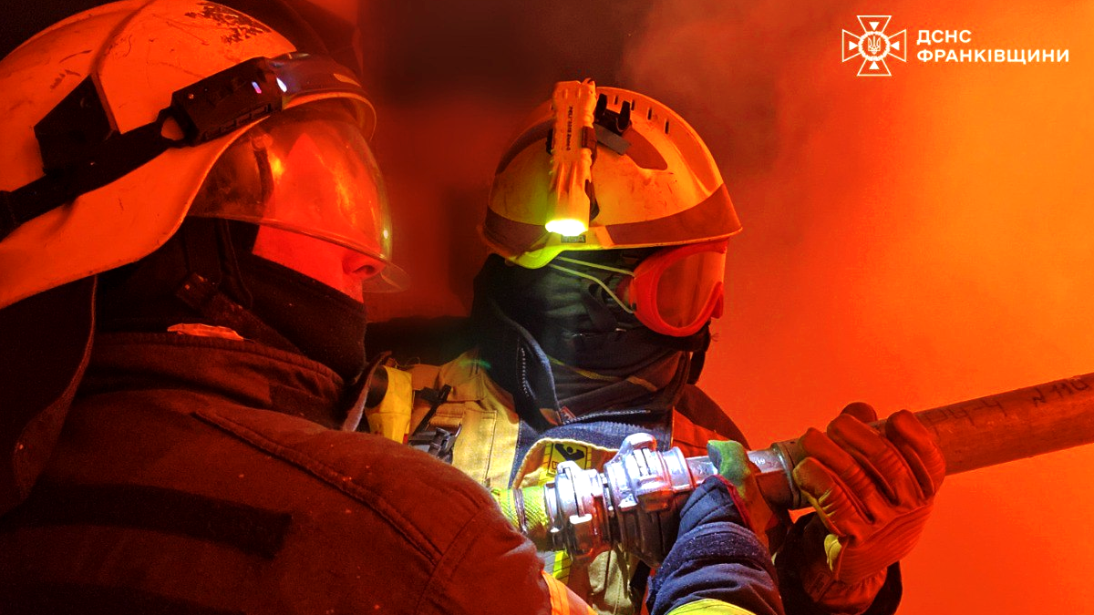 Внаслідок нічної атаки по Івано-Франківщині спалахнули пожежі на одному з об’єктів інфраструктури. ФОТО 3