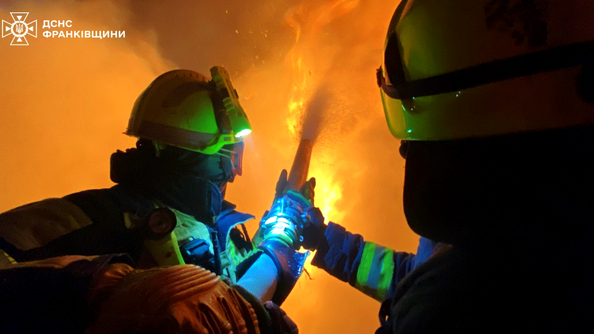 Внаслідок нічної атаки по Івано-Франківщині спалахнули пожежі на одному з об’єктів інфраструктури. ФОТО 2