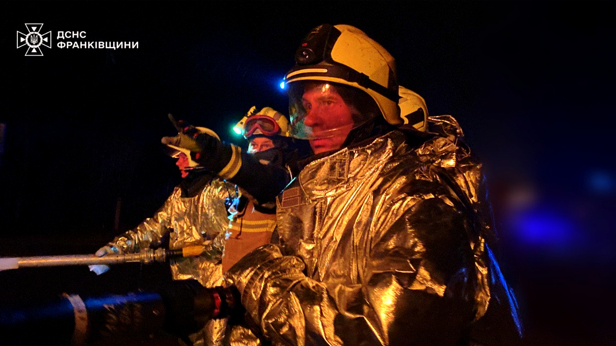 Внаслідок нічної атаки по Івано-Франківщині спалахнули пожежі на одному з об’єктів інфраструктури. ФОТО 1