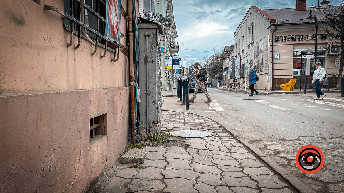 На стометрівці у Коломиї чоловік жбурляв камінням у перехожих