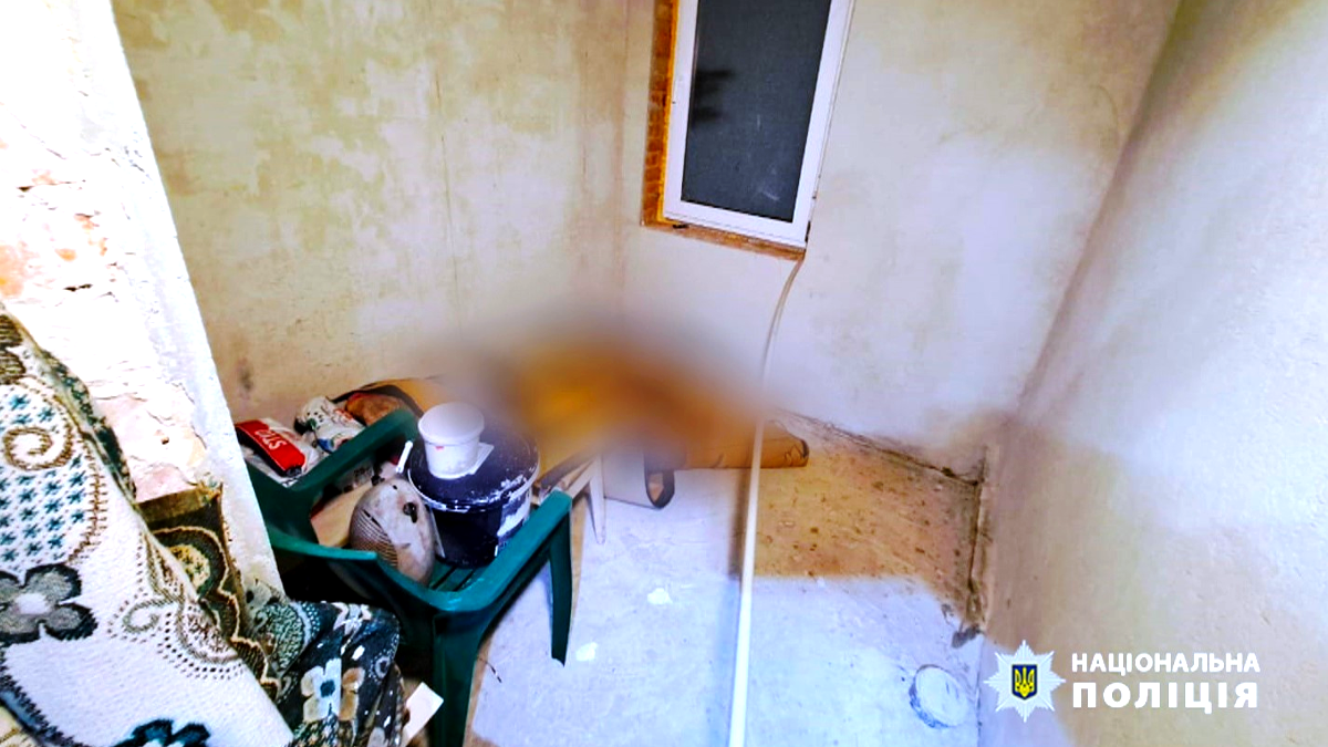 Задушив матір й сховав тіло під килимом: поліція затримала 24-річного вбивцю