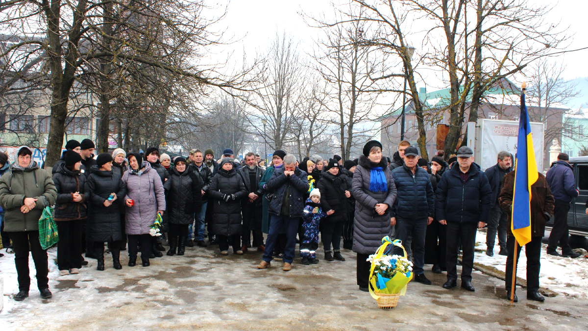 У Верховині зустріли скорботний кортеж з тілом захисника Романа Мартищука 1