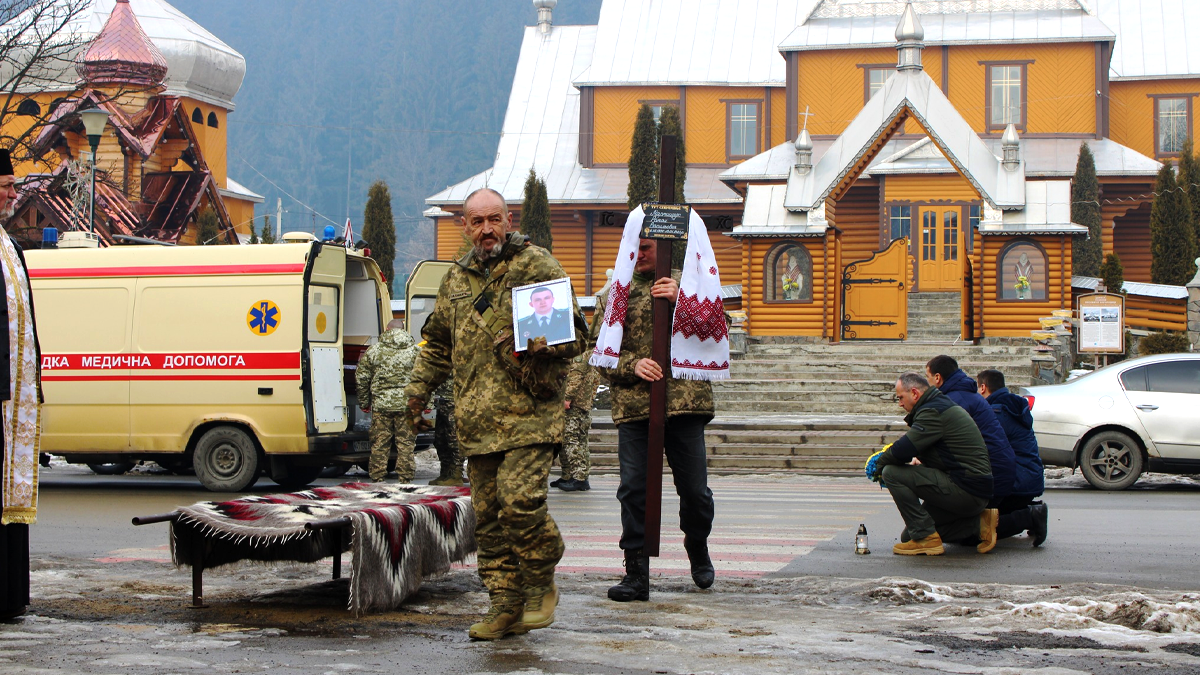 У Верховині зустріли скорботний кортеж з тілом захисника Романа Мартищука 2