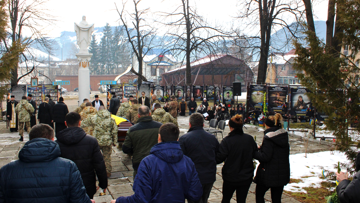 У Верховині зустріли скорботний кортеж з тілом захисника Романа Мартищука 3