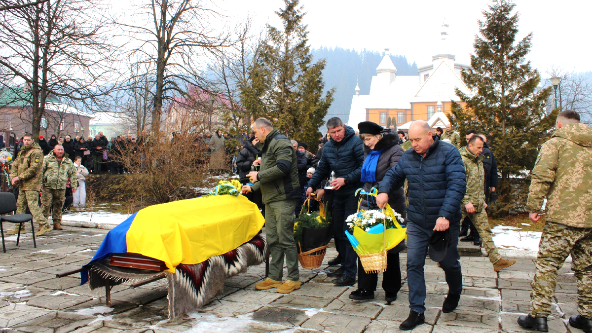У Верховині зустріли скорботний кортеж з тілом захисника Романа Мартищука 4