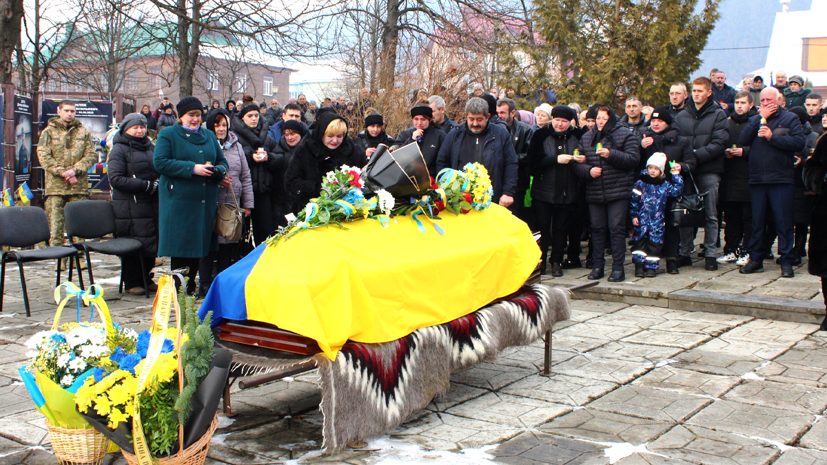 У Верховині зустріли скорботний кортеж з тілом захисника Романа Мартищука 5