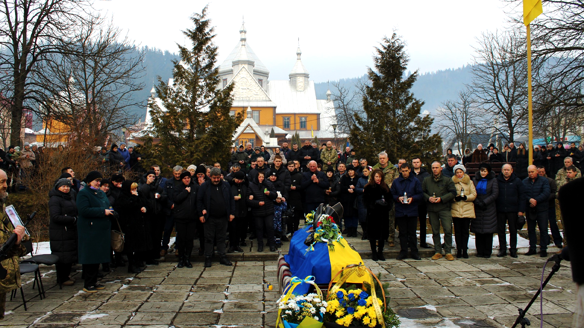 У Верховині зустріли скорботний кортеж з тілом захисника Романа Мартищука 6