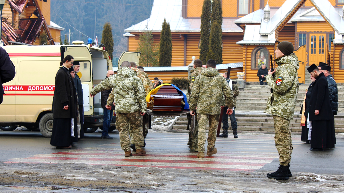 У Верховині зустріли скорботний кортеж з тілом захисника Романа Мартищука 7