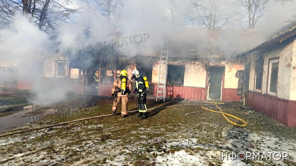 На Коломийщині горить клуб 1