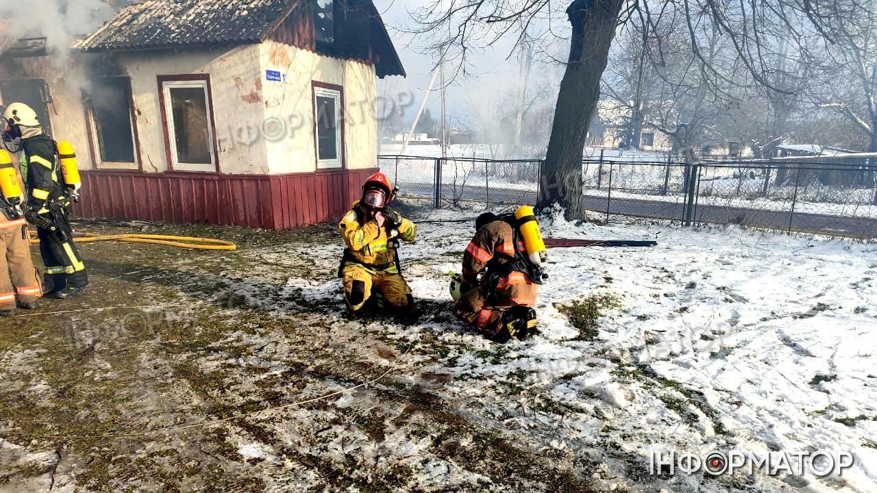 На Коломийщині горить клуб 2