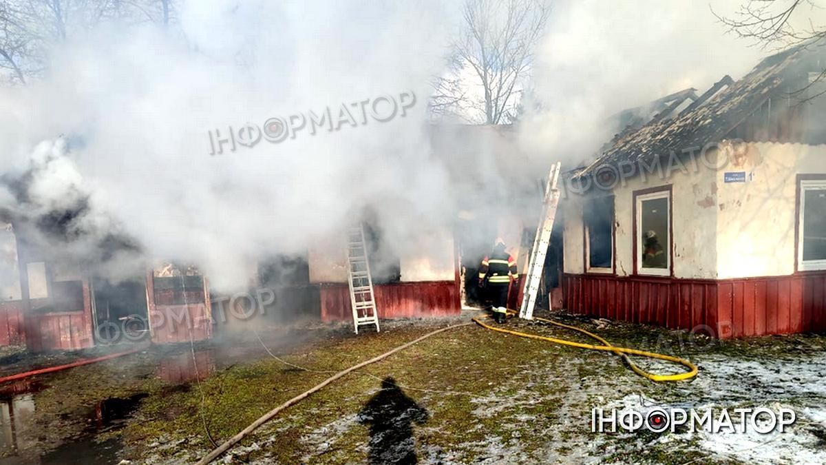 На Коломийщині горить клуб 3