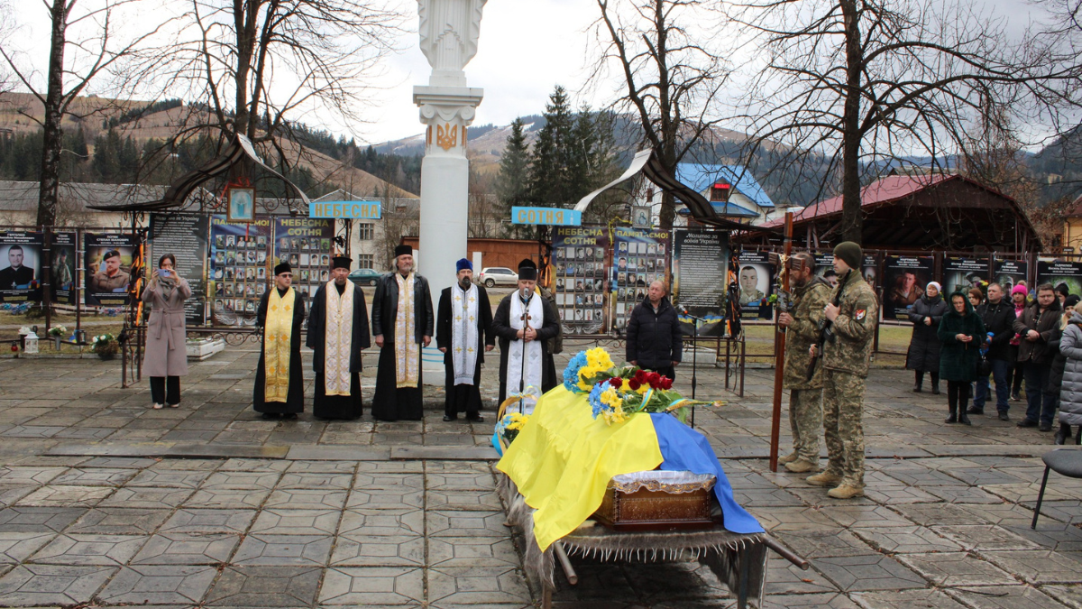 Верховинщина "на щиті" зустріла померлого військовослужбовця Ігора Терещенка
