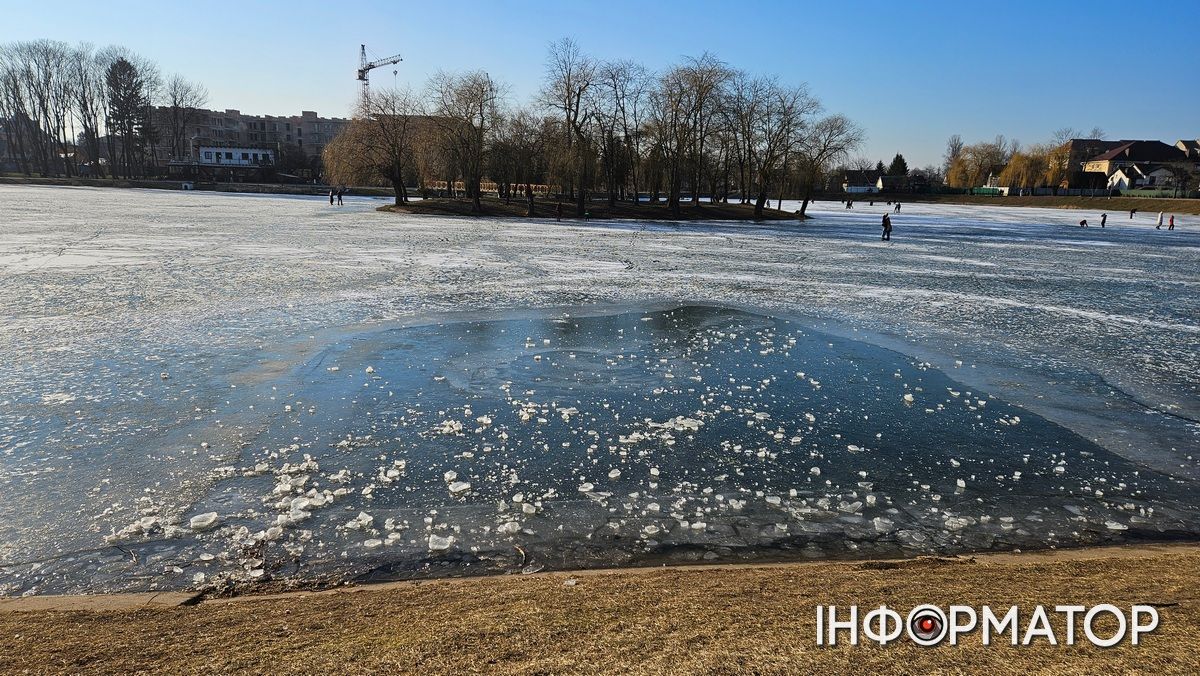 Коломияни випробовують лід міського озера на міцність 1