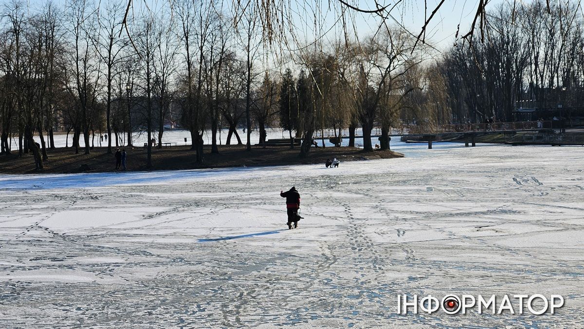 Коломияни випробовують лід міського озера на міцність 10