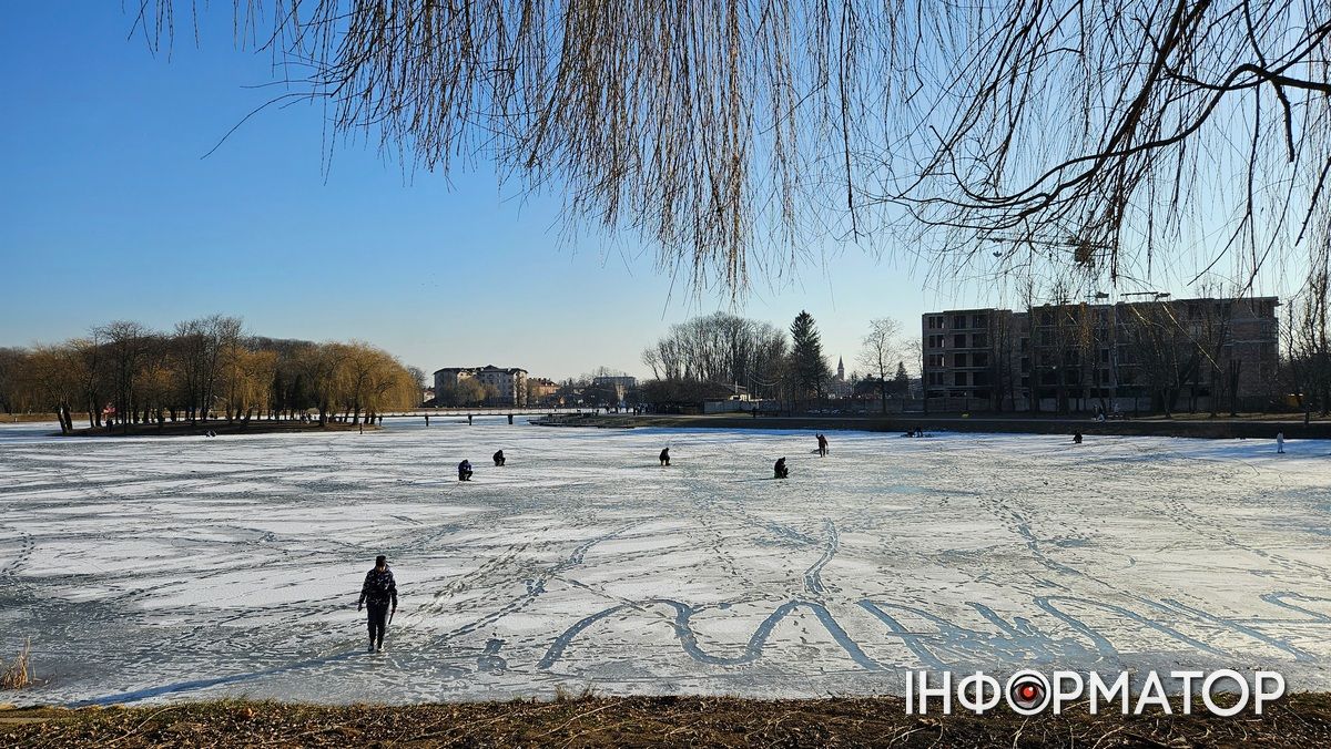 Коломияни випробовують лід міського озера на міцність 5