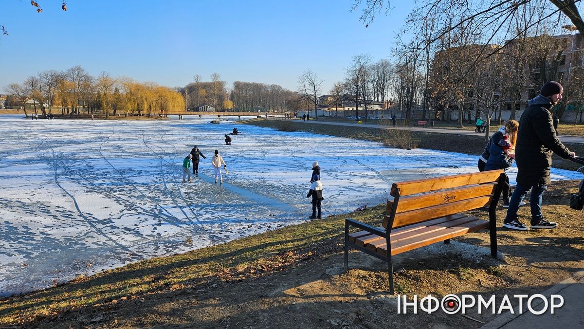 Коломияни випробовують лід міського озера на міцність 9